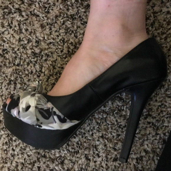 💥4/$25💥 Cute Black Heels with Knot Accent - Picture 7 of 8